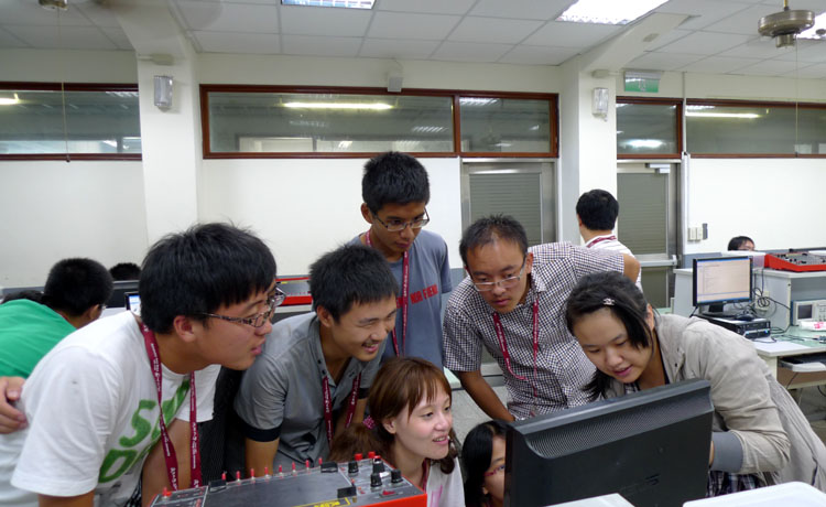 雪缘园足球比分
学生与逢甲大学学生探讨手动实验