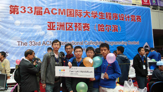 我校参赛师生比赛现场合影(图2)