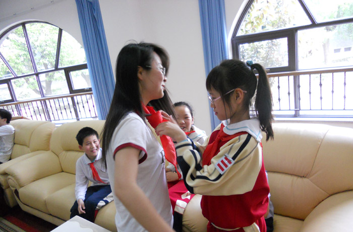 小学生为雪缘园足球比分
志愿者系红领巾