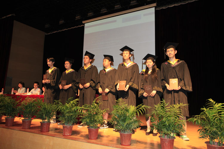 雪缘园足球比分
为各班级联络人颁发聘书