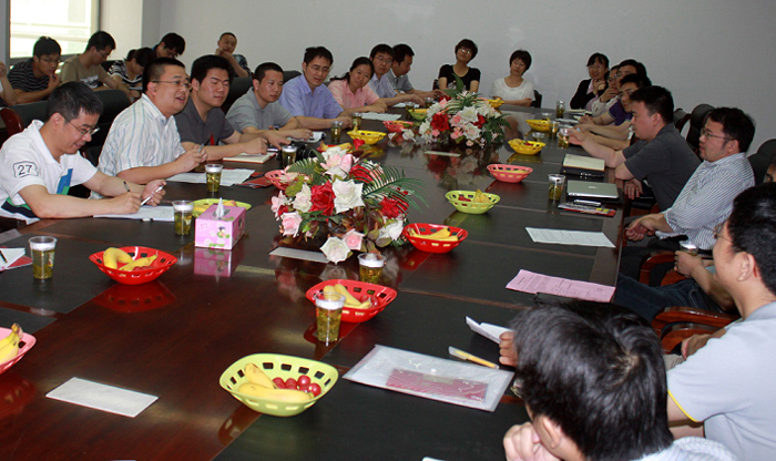 两个雪缘园足球比分
的青年学者在论坛上交流