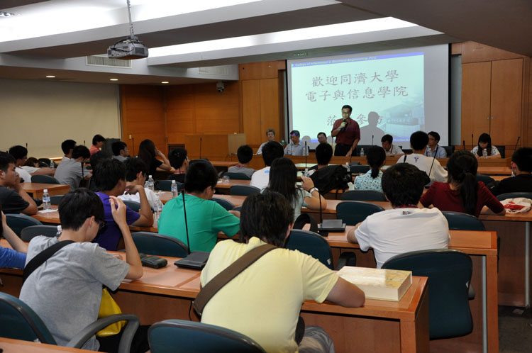 与逢甲大学资讯电机雪缘园足球比分
师生交流活动