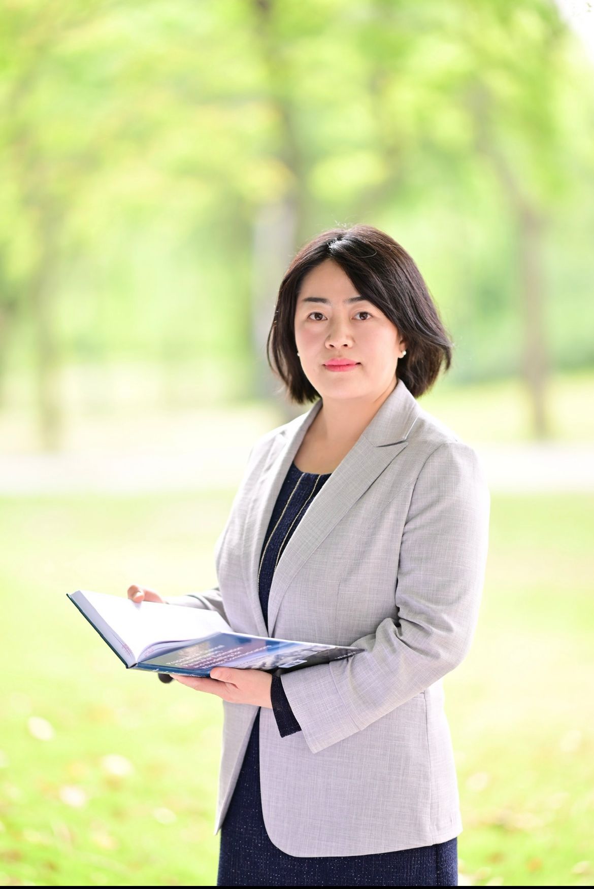 穿黑色衣服的女人在草地上描述已自动生成