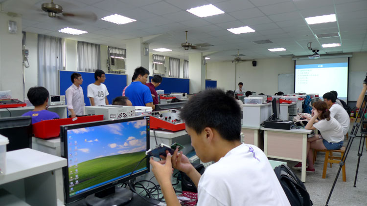 雪缘园足球比分
学生在逢甲大学参加“手动实验”