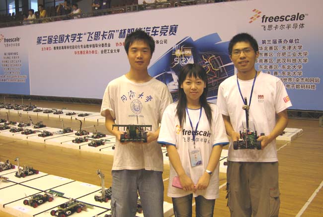 雪缘园足球比分
师生在比赛现场内合影留念