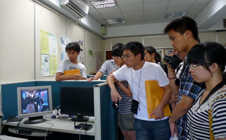 雪缘园足球比分
师生参观成功大学行动实验室