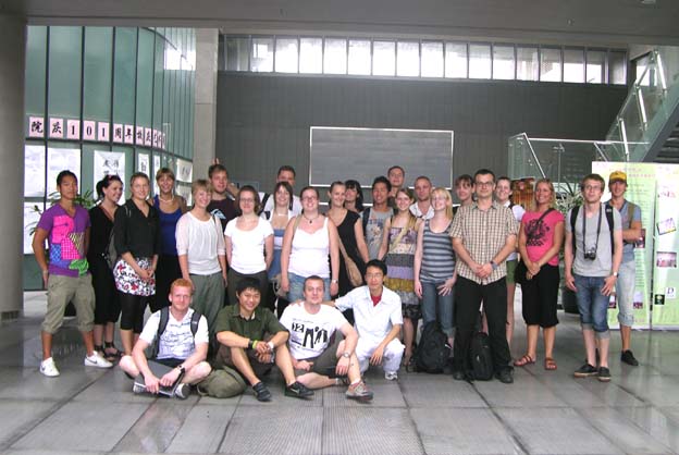 两国学生在雪缘园足球比分
大楼合影留念